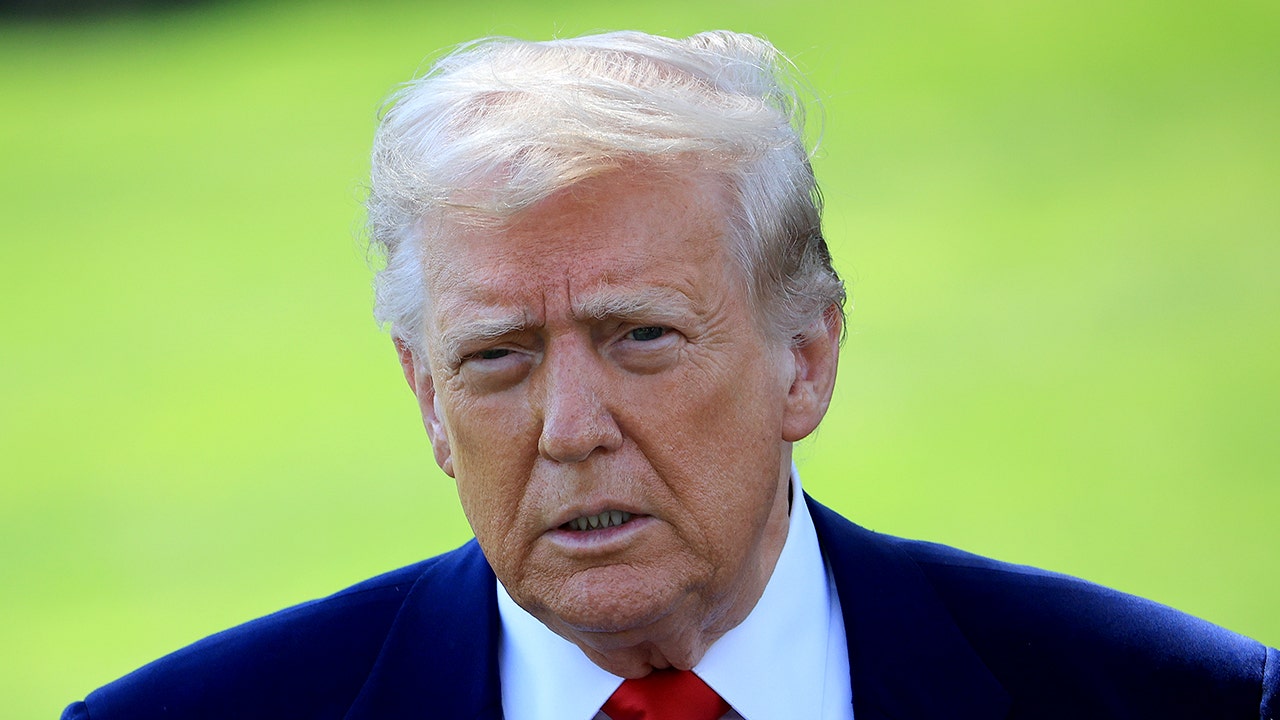 Trump makes summer vacations great again, Hillary slams GOP women, and more