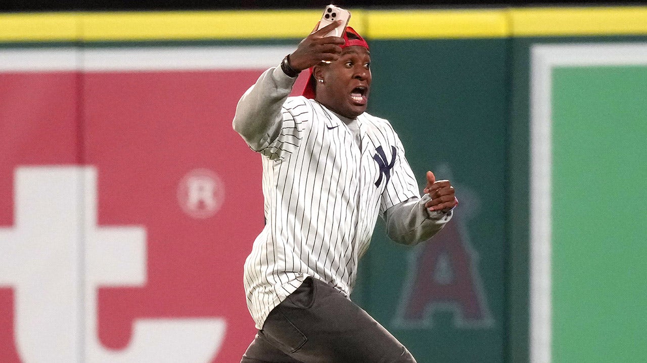 Yankees fan evades security on field before being caught in daring stunt