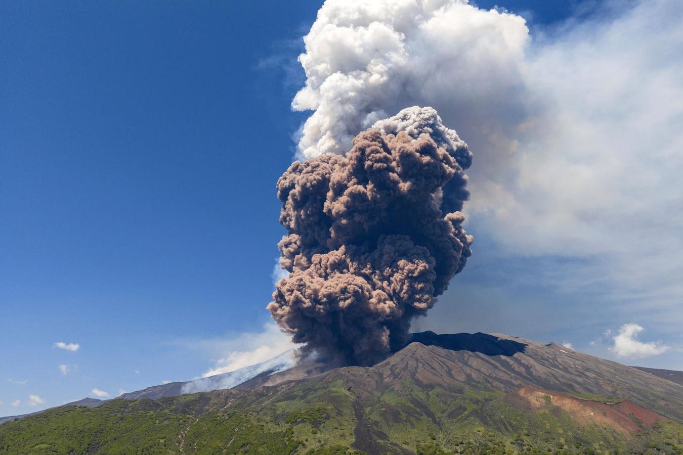 Mount Etna Produces Pyroclastic Flow, Sends Tourists Running