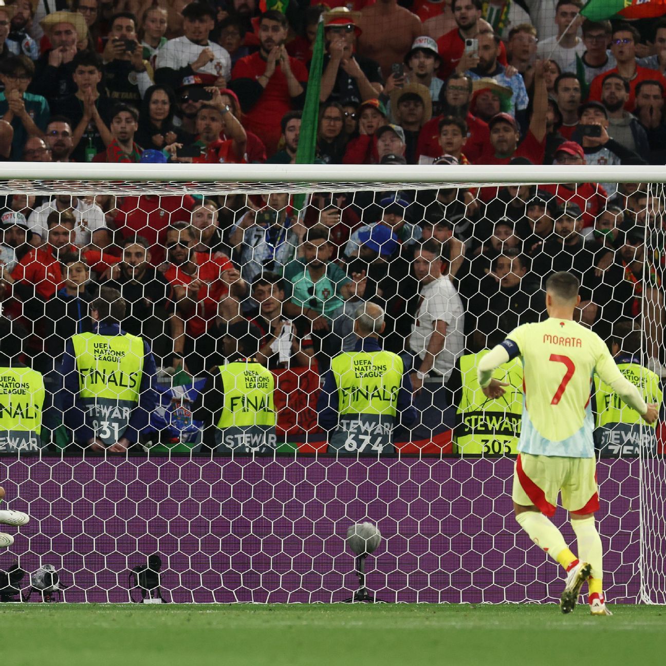 Man arrested for death threats to Spain’s Morata after NL loss