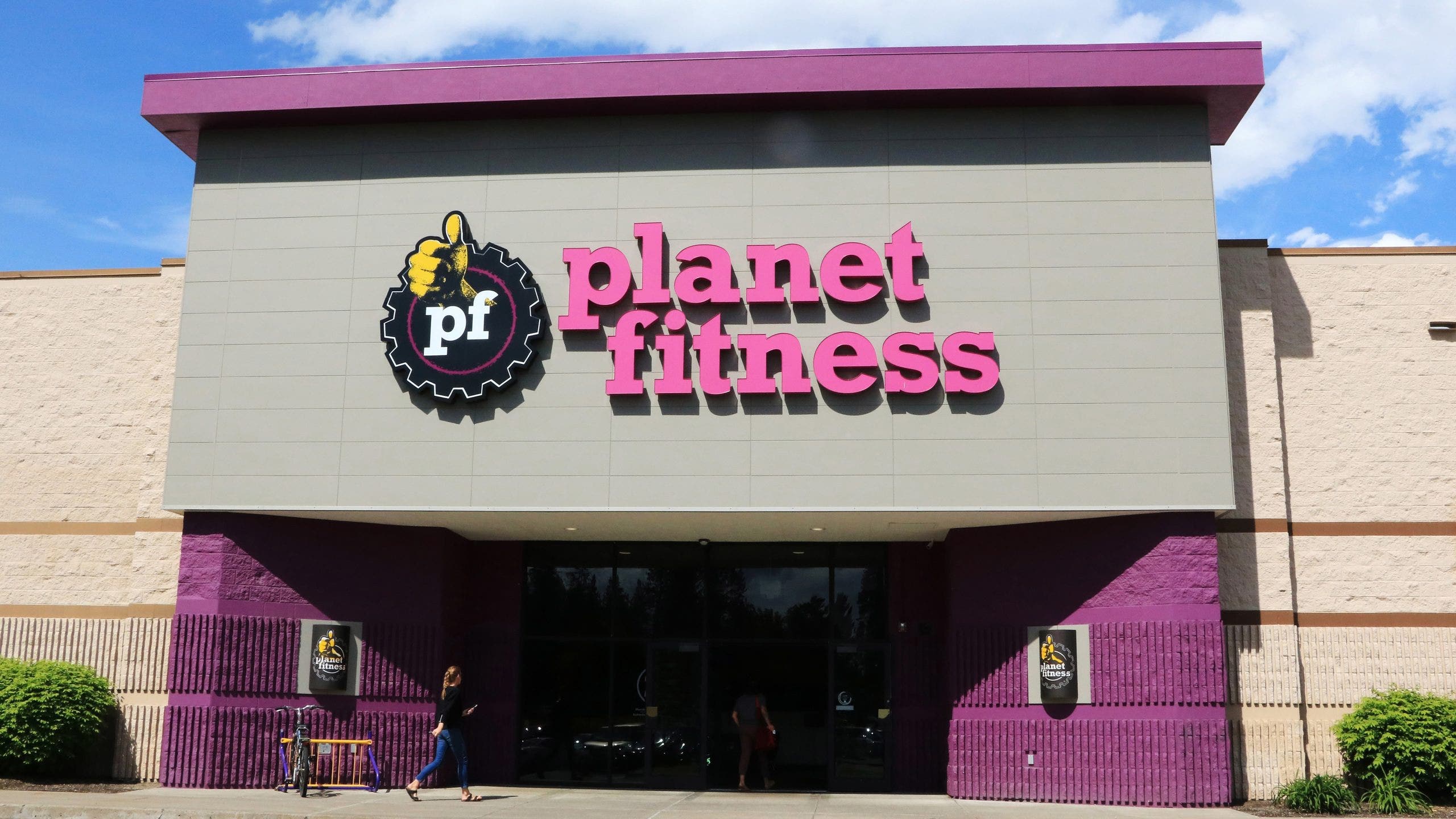Indiana woman charged after man’s body discovered in gym tanning bed