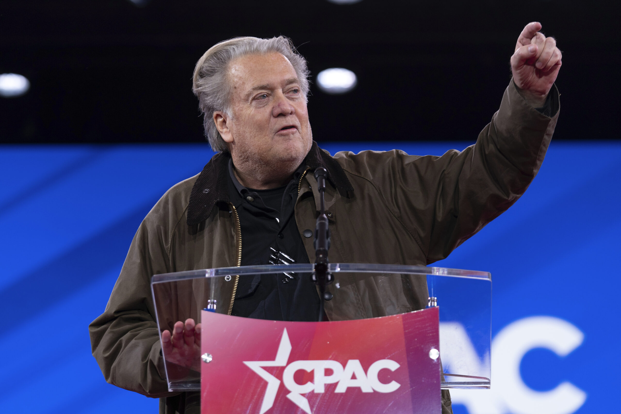Bannon warns regime change could lead to US military in Iran