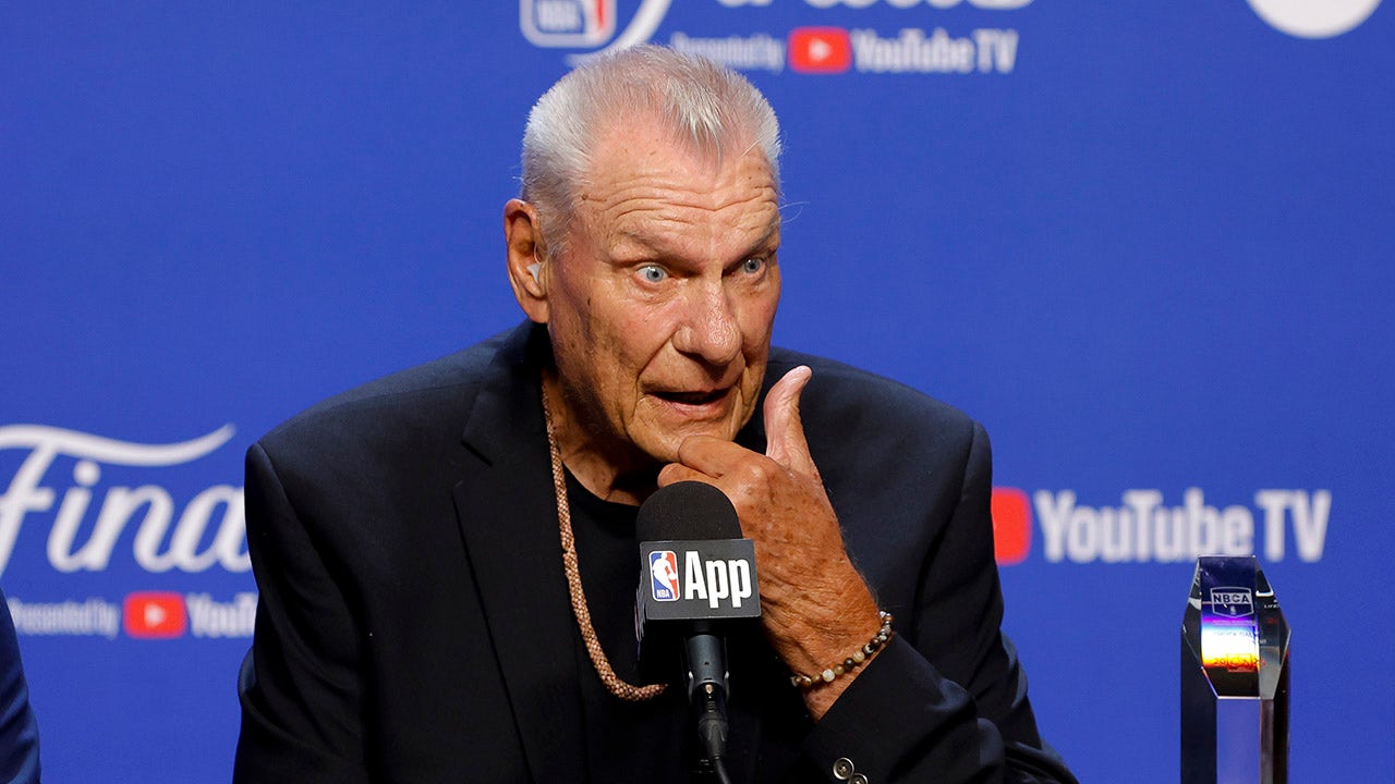 Don Nelson protests Mavericks’ Doncic trade while accepting lifetime award
