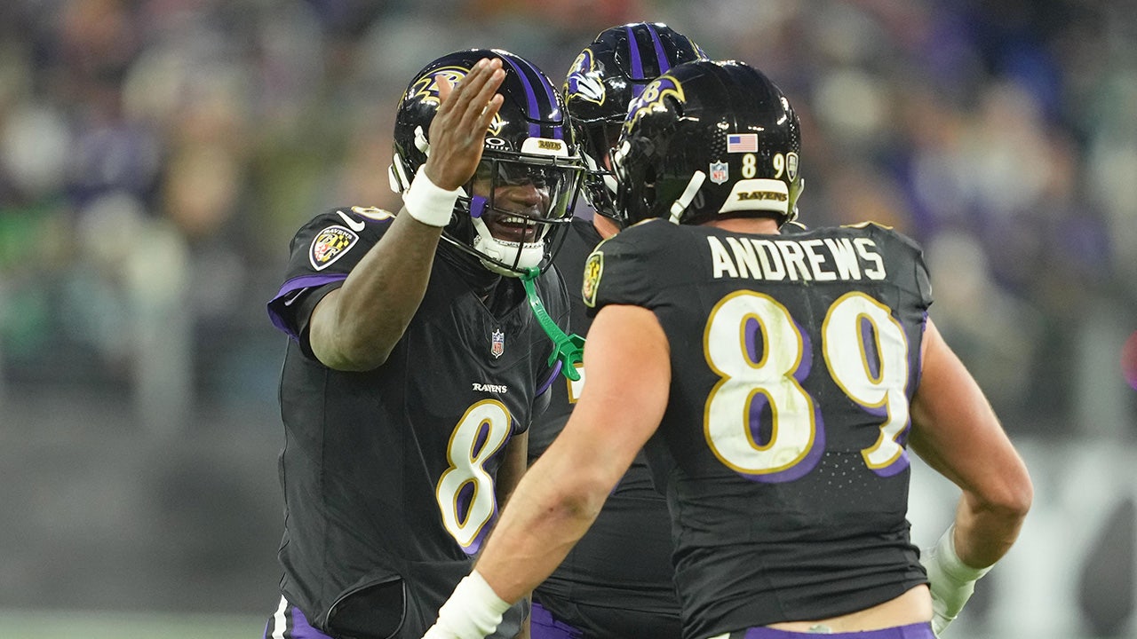 Ravens’ Lamar Jackson defends Mark Andrews after costly playoff fumble, drop