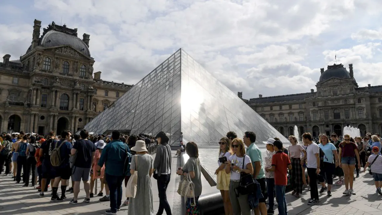 World’s most visited museum shuts down as Louvre staff have a problem with crowds