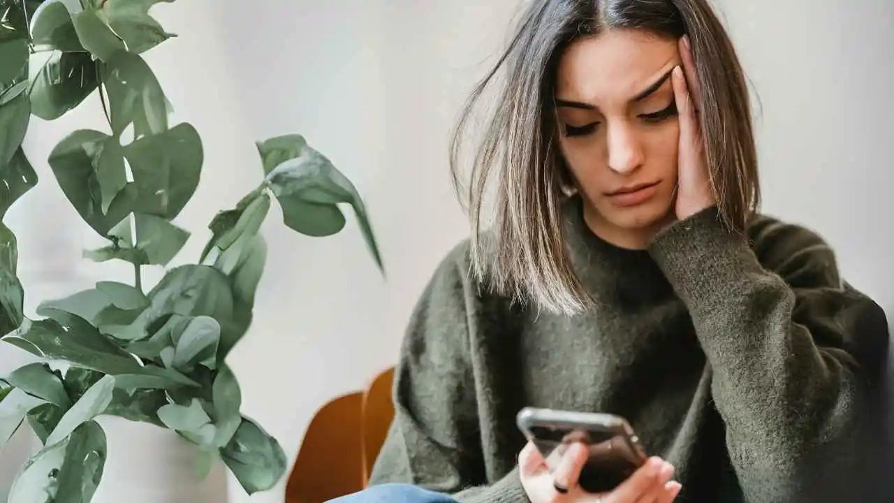 5 tech terms affecting mental health — doomscrolling to digital detox