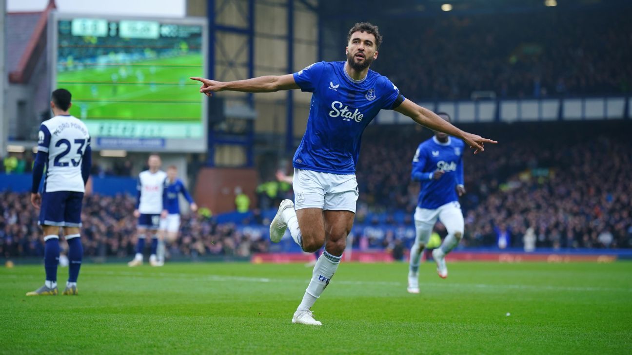 Transfer rumors, news: Man United make move for Calvert-Lewin