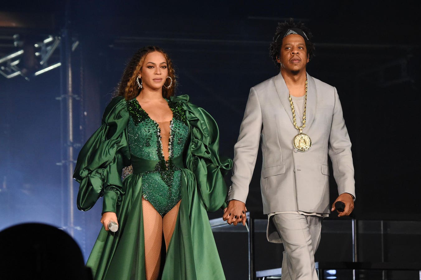 2 Reactions People Have To Celebrities Who Cheat, By A Psychologist