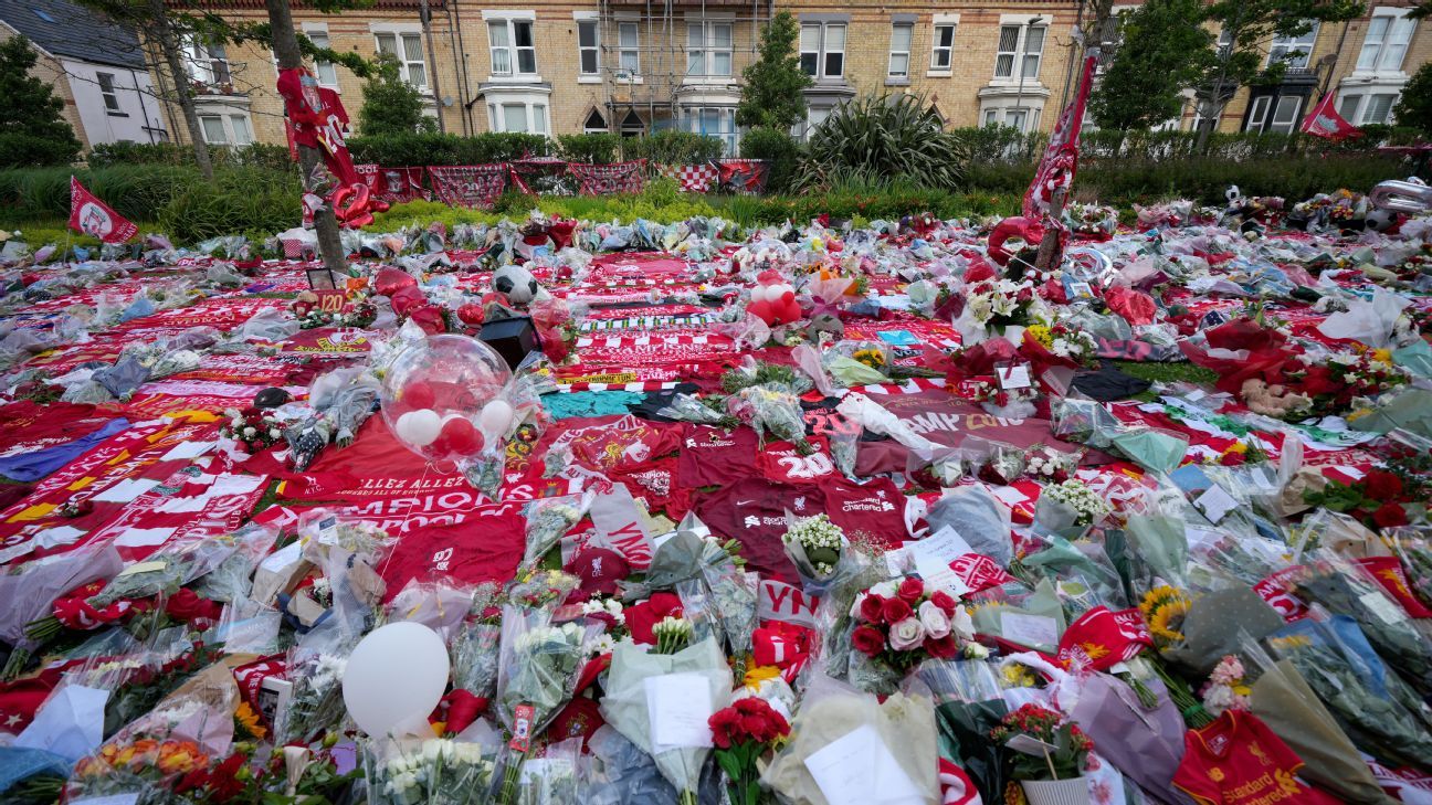 Manchester United lay tribute at Anfield for Diogo Jota and André Silva