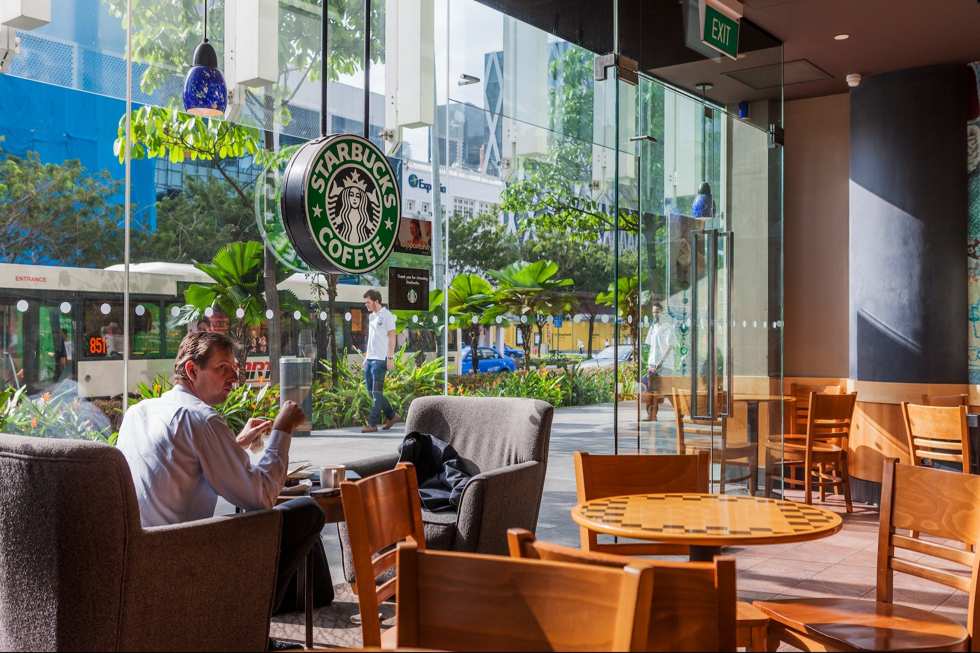 Starbucks Plans Sales Turnaround With ‘Green Apron Service’