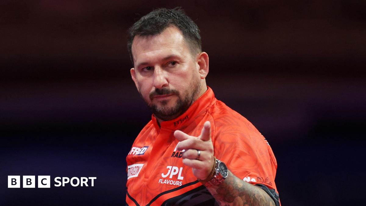 World Matchplay Darts: Jonny Clayton beats Stephen Bunting to set up semi-final against James Wade