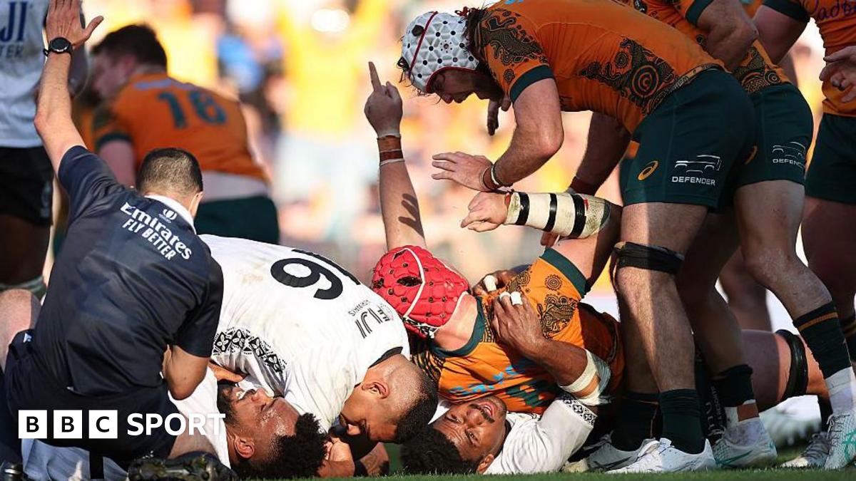 Australia 21-18 Fiji: Wallabies score late to snatch win