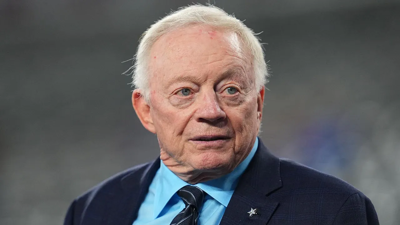 Cowboys fans chant ‘Pay Micah!’ as Jerry Jones addresses contract situation