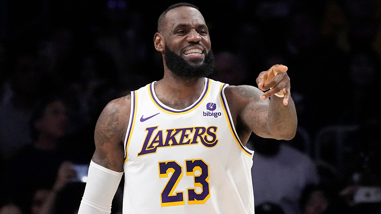 LeBron responds to comments about practicing at Cavs facility