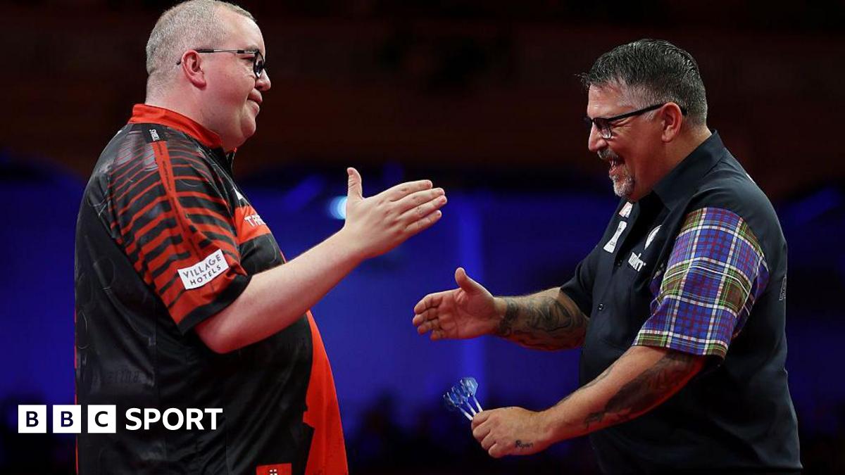 World Matchplay Darts: Stephen Bunting beats Gary Anderson to reach quarter-finals