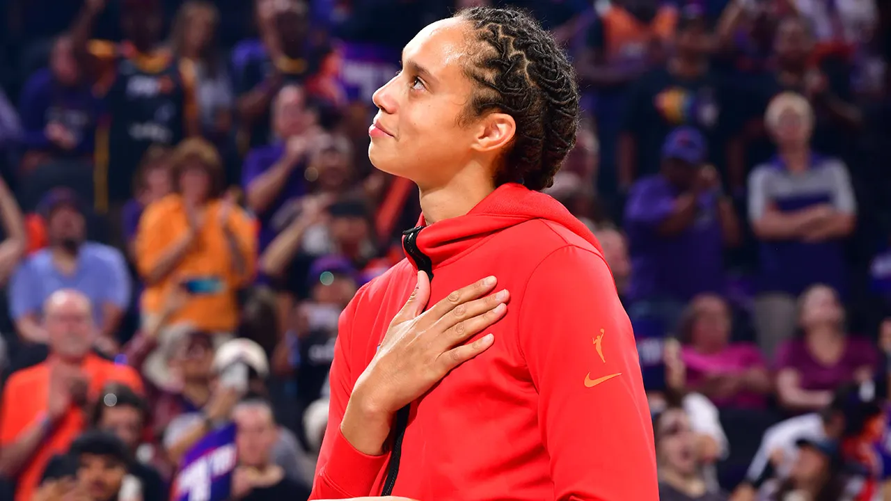 Brittney Griner wins in emotional Phoenix homecoming