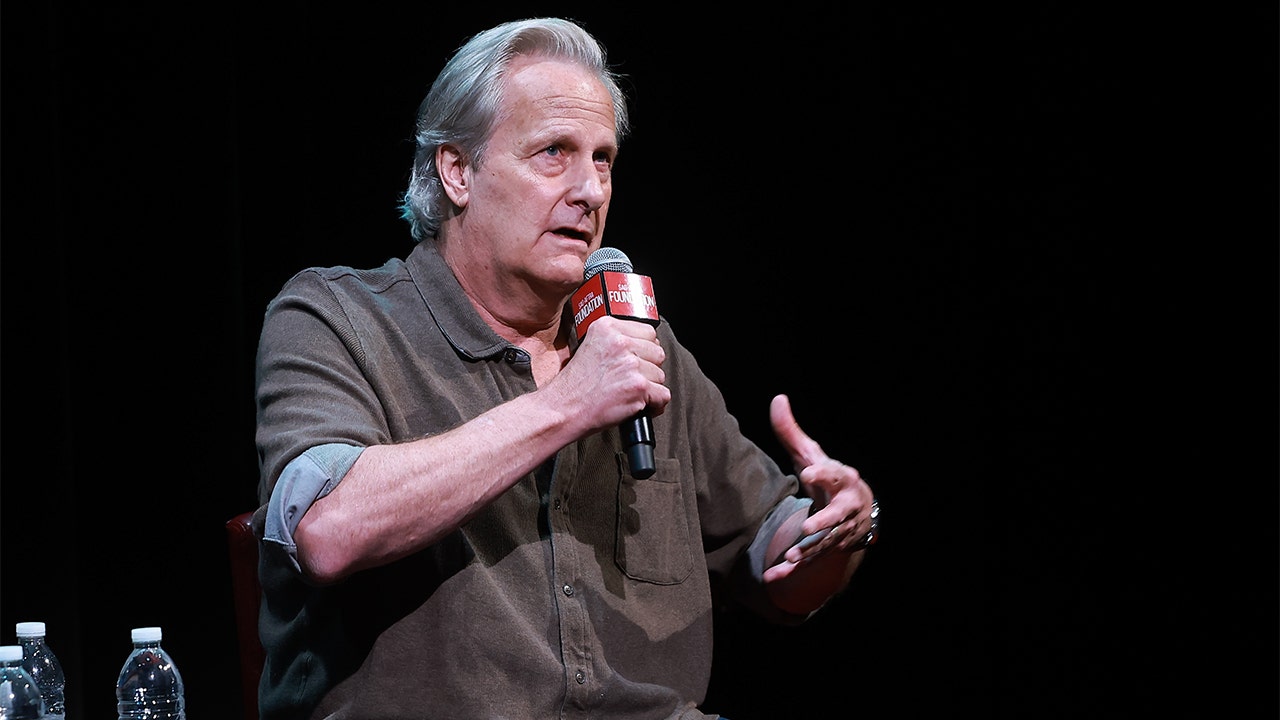 Jeff Daniels hopes Trump supporters lose ‘tons of money’ amid rising costs