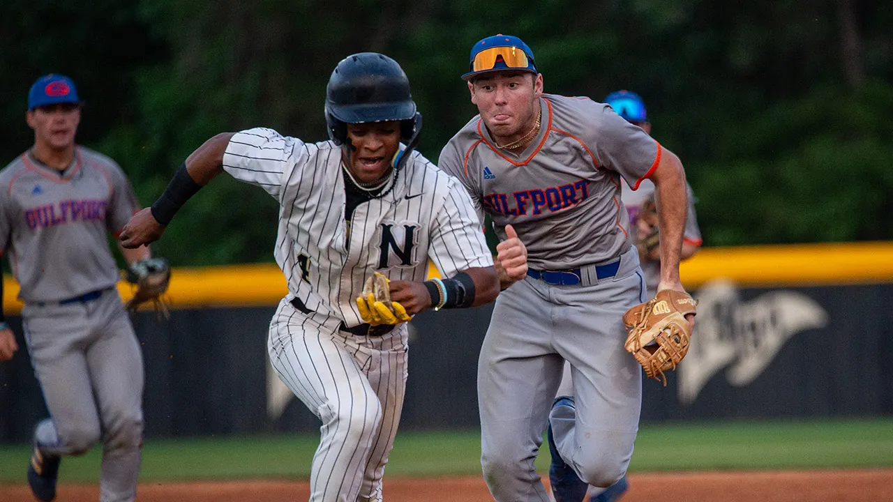 Amateur baseball makes high-IQ play on basepaths to avoid a double play