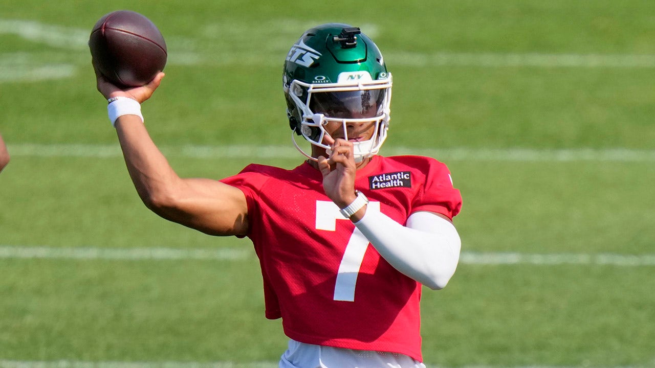NFL news: Jets’ Justin Fields carted off field during training camp