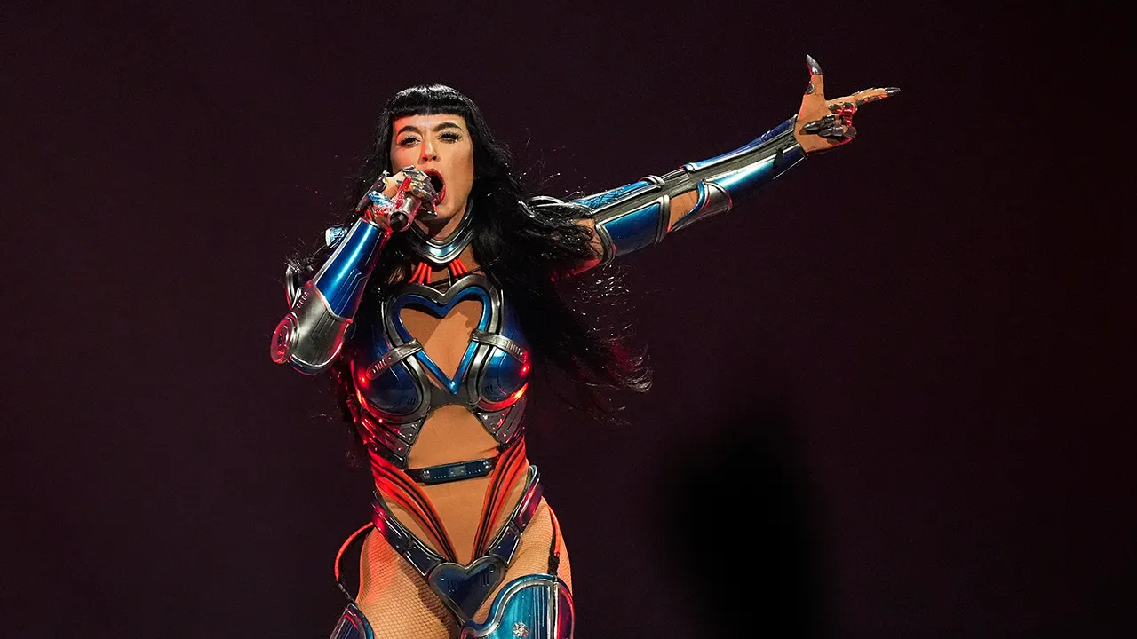 Katy Perry’s giant butterfly prop fails during San Francisco concert