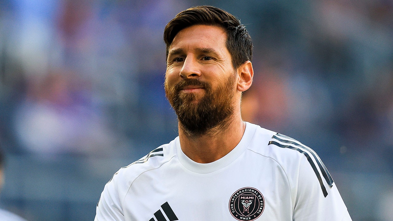Coldplay kisscam catches Lionel Messi and his wife