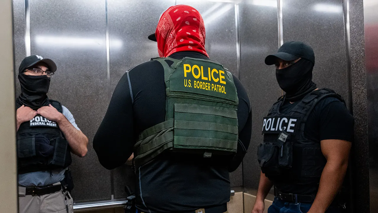 Democrats push bill forcing federal immigration officers to show faces