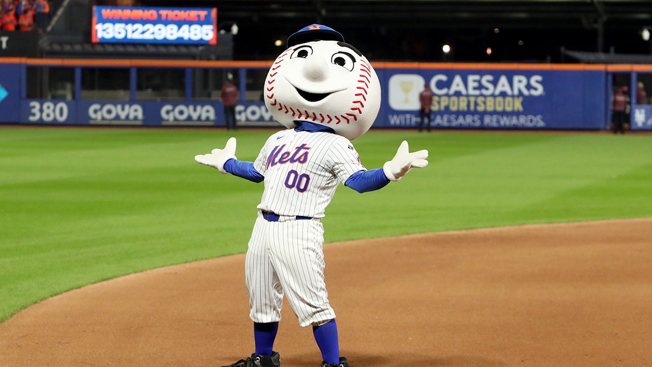MLB news: Mr. Met hilariously falls of stage during The Lumineers concert