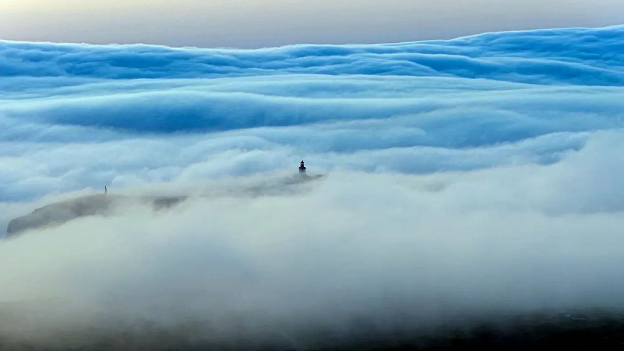 Intense heat wave brings rare ‘tsunami’ roll cloud in Portugal sky as beachgoers debate sight