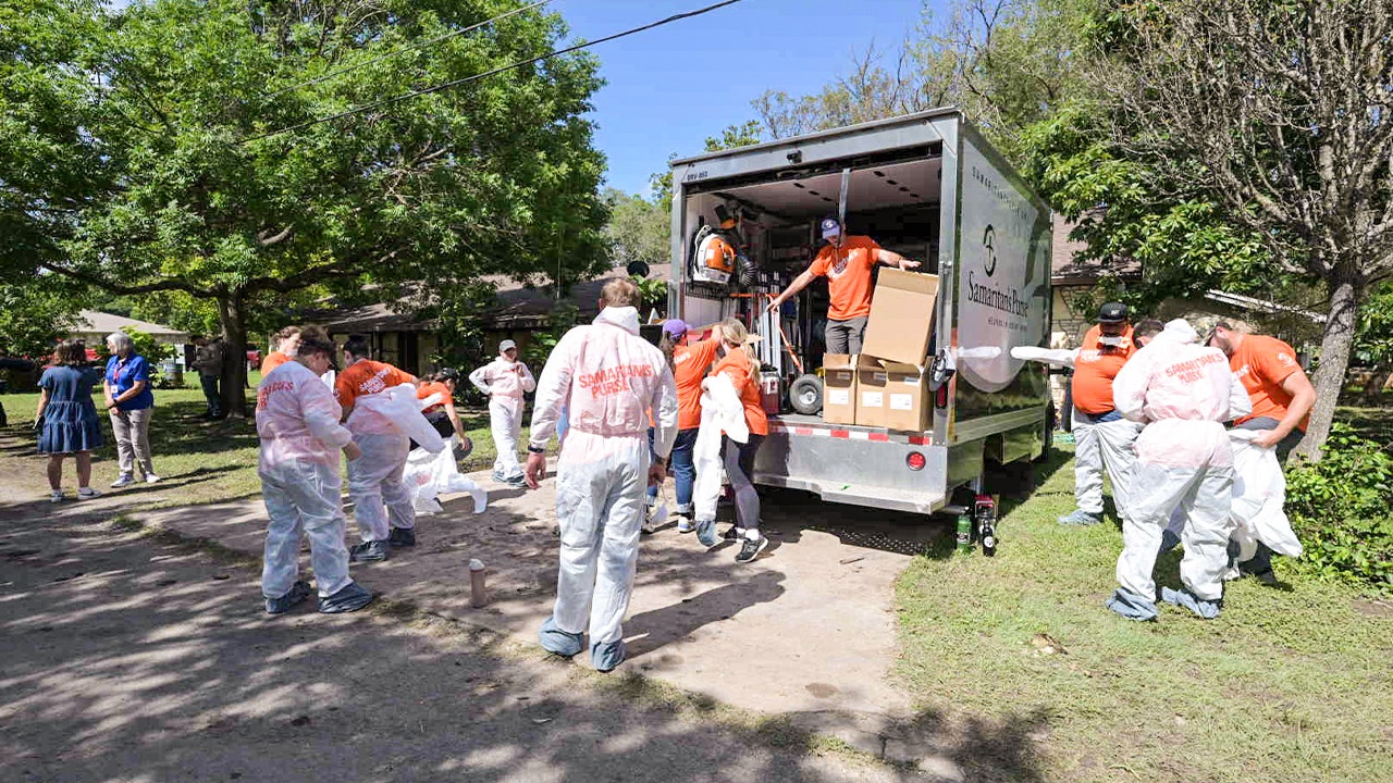 Samaritan’s Purse volunteers help Texas flood victims with cleanup efforts