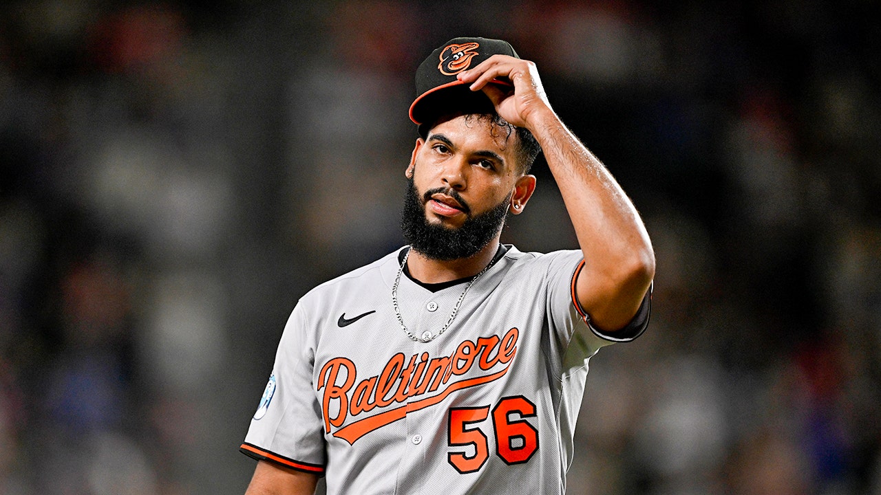 Dominguez walks through tunnel to join Blue Jays after Orioles trade