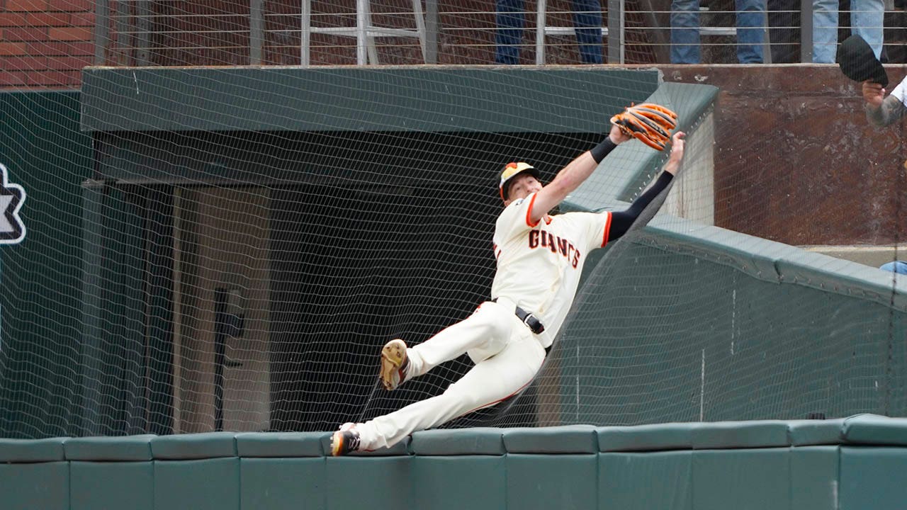 Giants’ Mike Yastrzesmki clears wall to make spectacular grab