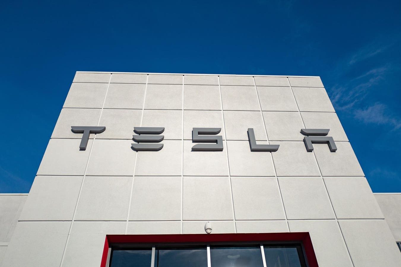 Is Tesla Falling Behind On Its Robots?