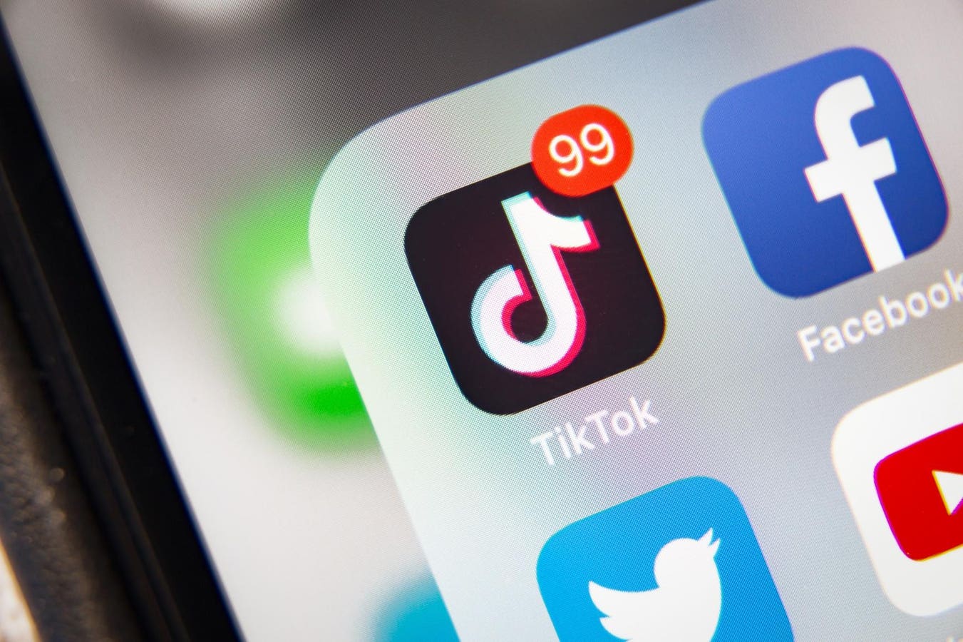 8 Best Strategies To Use TikTok Hashtags In 2025