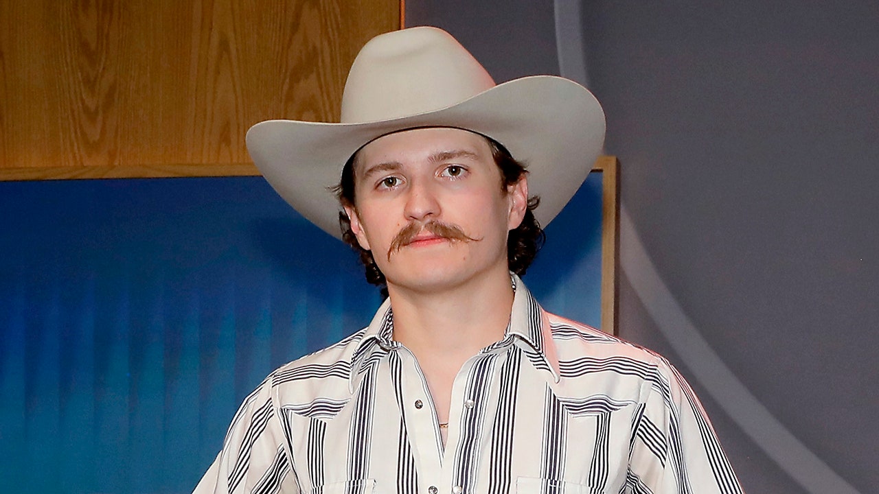 Braxton Keith abruptly ends concert after fans throw beer at show