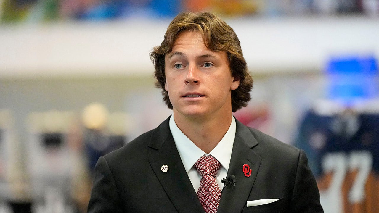 John Mateer throwing hand surgery deals blow to Oklahoma quarterback