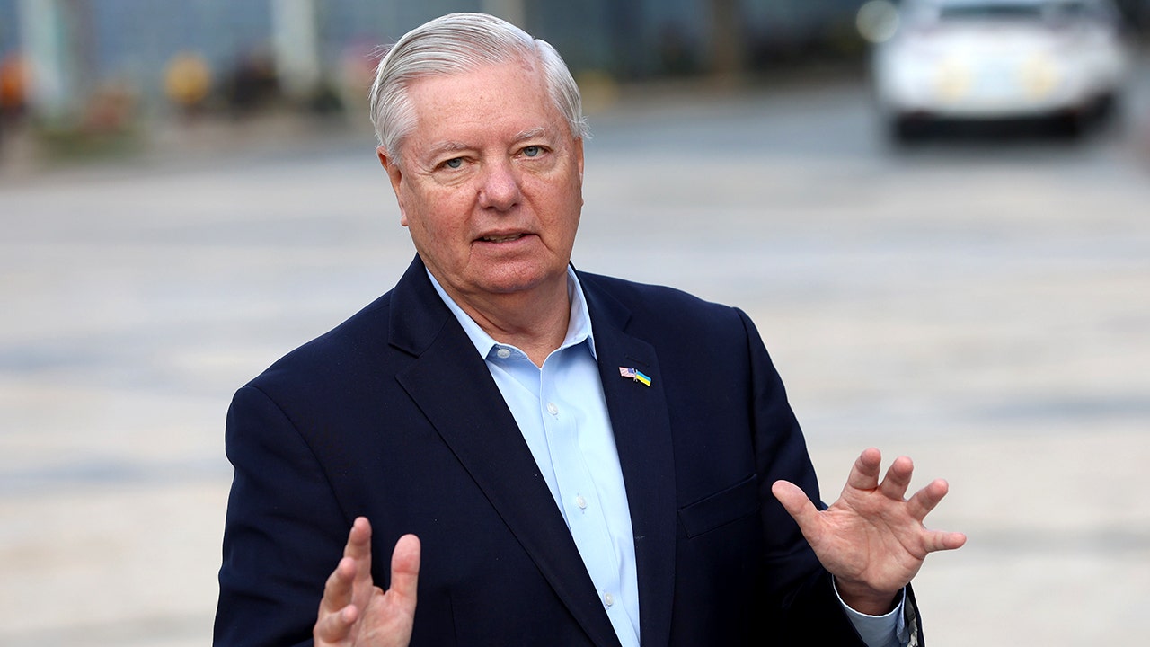 Trump points out endorsement of Sen. Lindsey Graham while speaking through phone