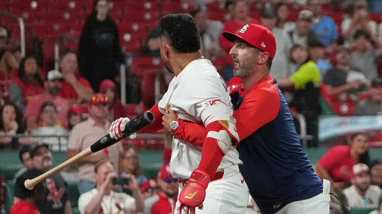 Cardinals’ Willson Contreras blows up at umpire, throws bat at coach