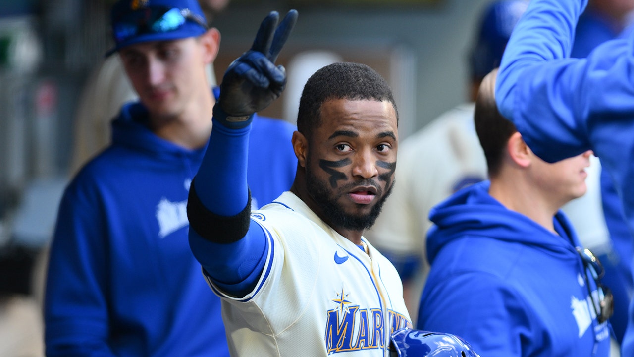 Mariners’ Victor Robles throws bat at pitcher