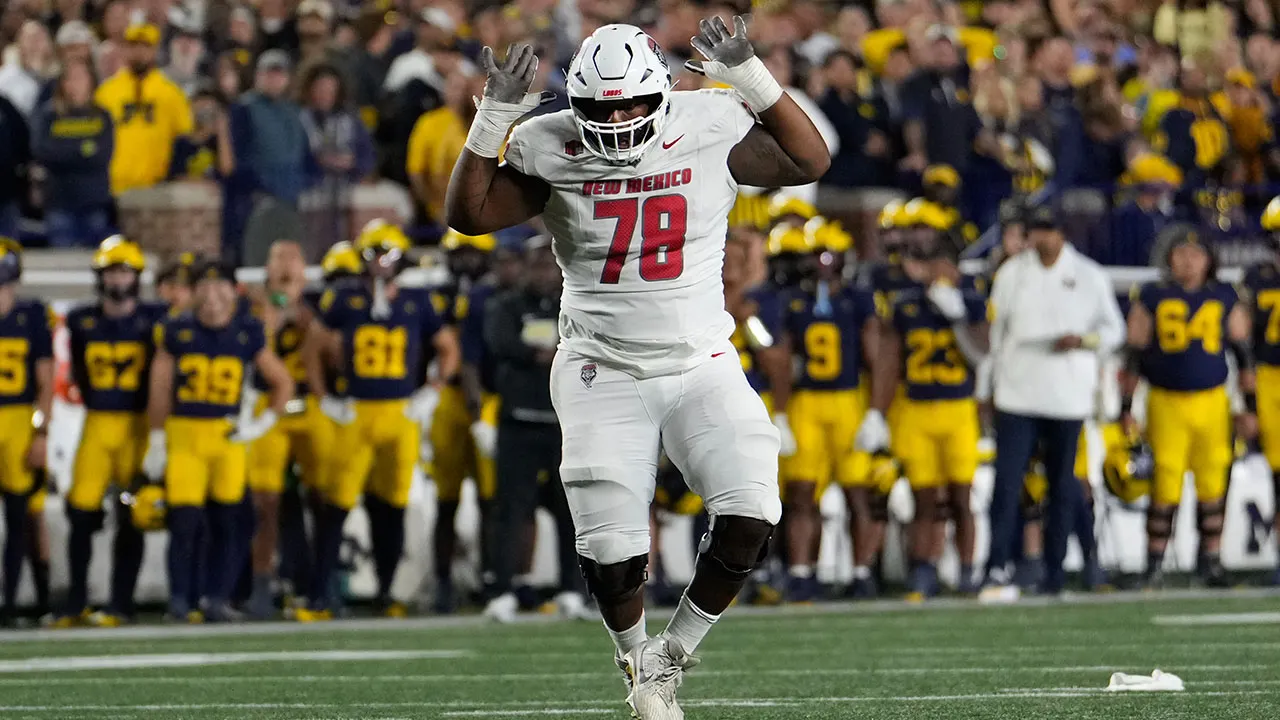 New Mexico lineman runs from fight after brief skirmish with Michigan player