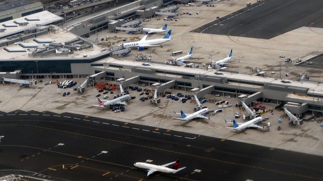 Equipment issues disrupt air traffic control at Newark Liberty Airport