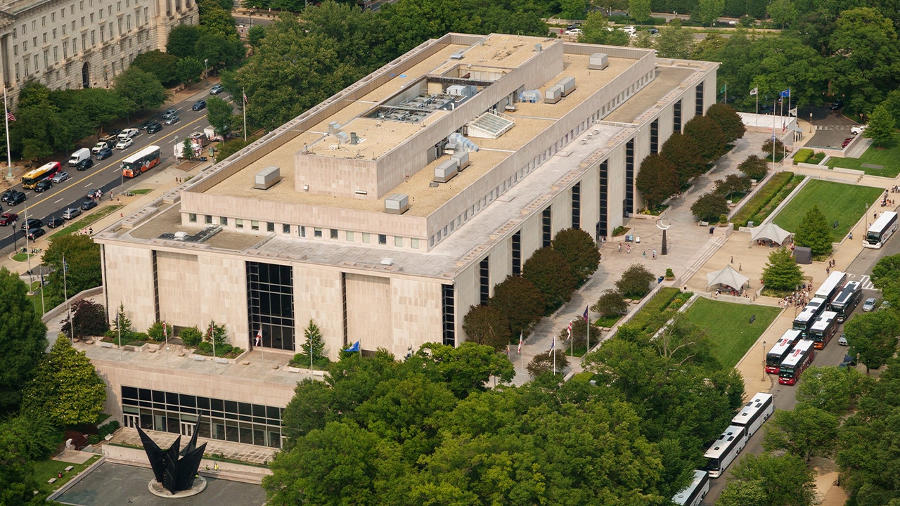White House cracks down on Smithsonian exhibits before America’s 250th in 2026