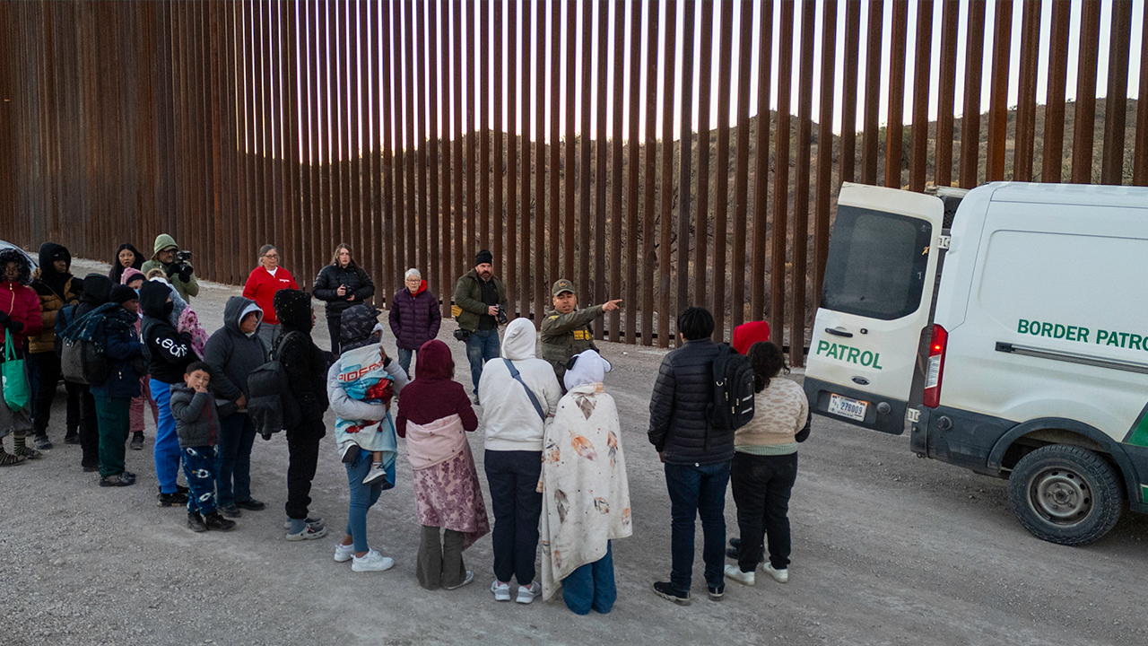 Trump restores immigration policy for neighborhood citizenship checks