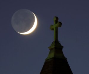 Don’t Miss A Gorgeous Crescent Moon With Mars After Sunset This Week