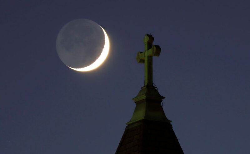 Don’t Miss A Gorgeous Crescent Moon With Mars After Sunset This Week