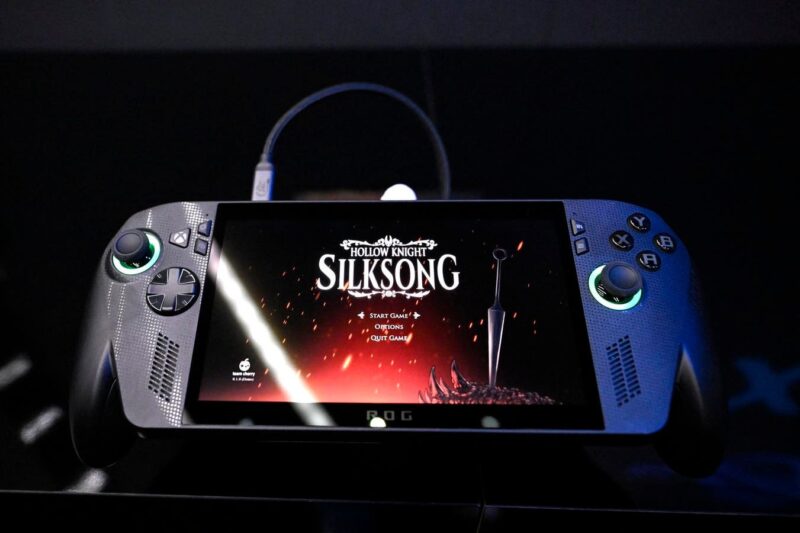 Microsoft Actually Thinks You’ll Pay $1,000 For Its Handheld Xbox PC As Pre-Orders Go Live