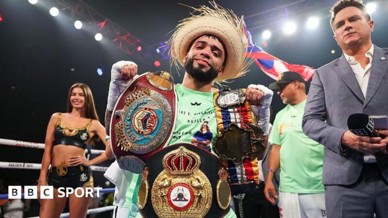 Oscar Collazo stops Jayson Vayson in perplexing scenes to retain flyweight world titles