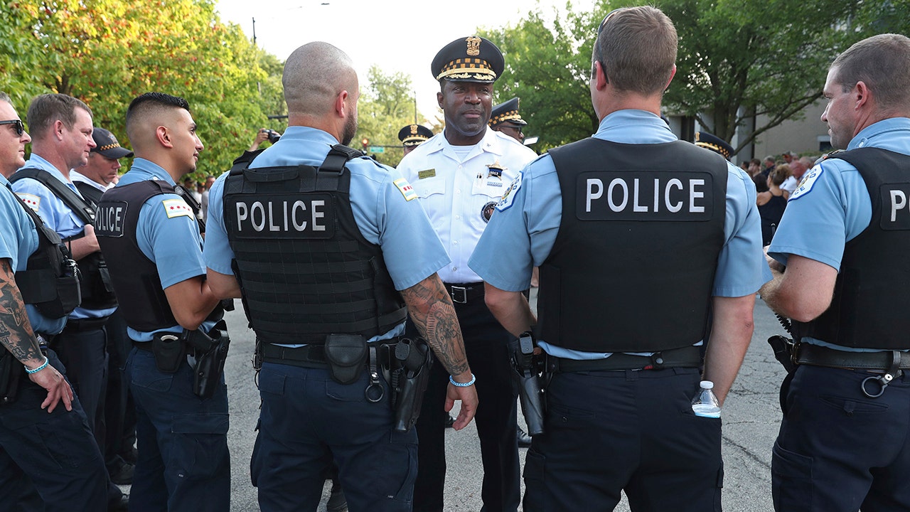 Ex-NYPD officer slams Chicago police robbery advice as ’embarrassing’