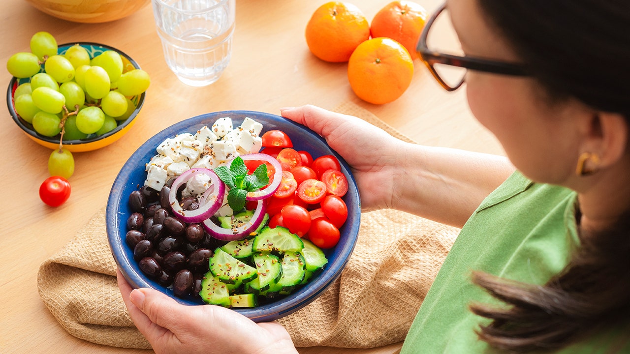 Cardiac surgeon shares heart-healthy eating tips, including the 80/20 rule