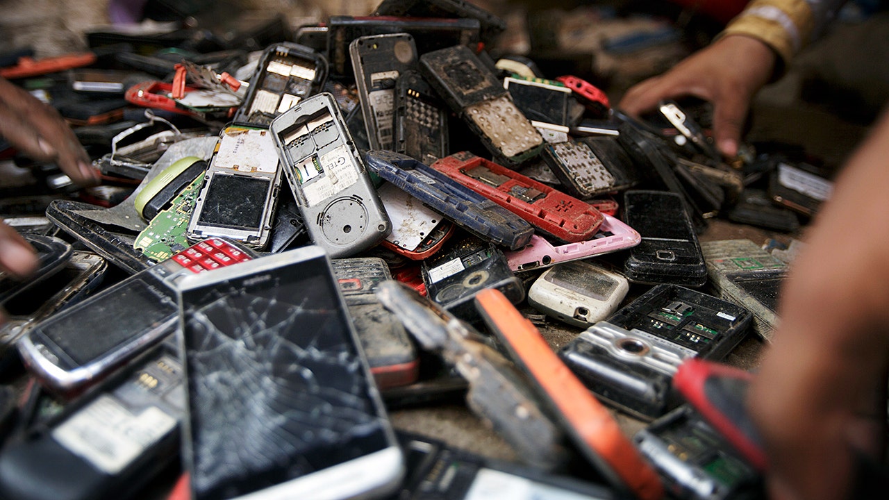 Cooking oil can recover silver from old phones and electronic waste