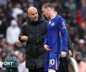 Man Utd 2-1 Chelsea: Cole Palmer injured & Robert Sanchez sent off in chaotic first half